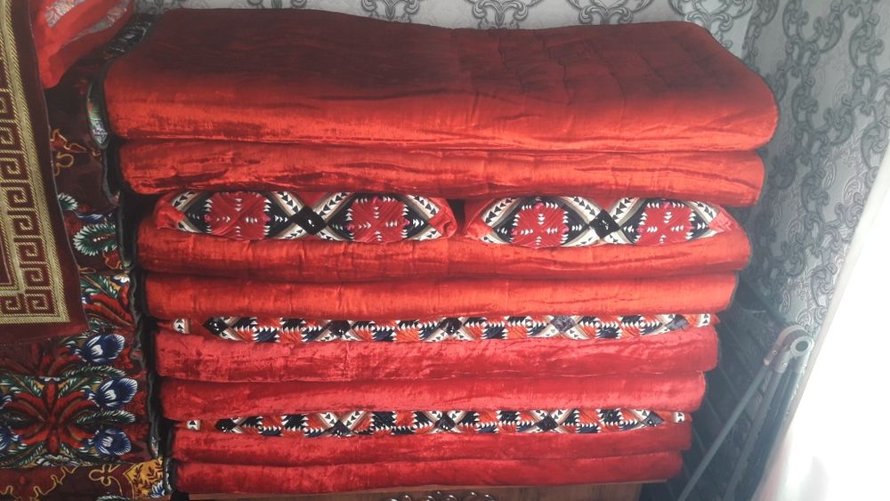 Курпа ястик сандиги билан.