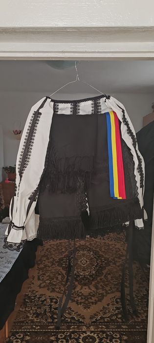 Vând Costum popular nou pt detalii la Nr afișat