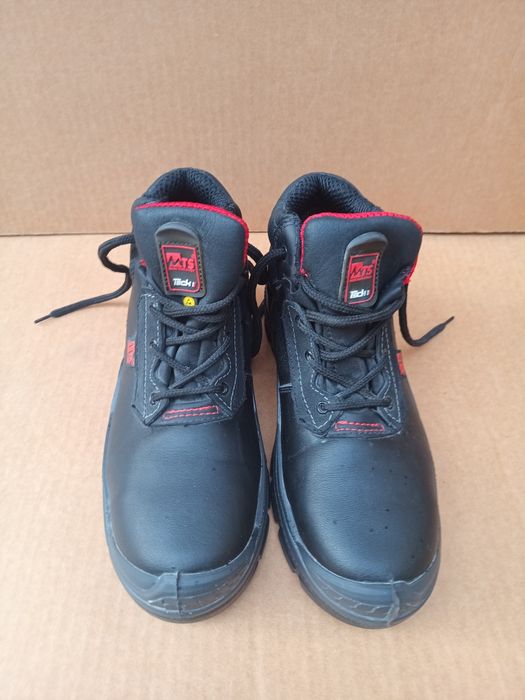 Продавам 3 Чифта Работни обувки  с метално бомбе