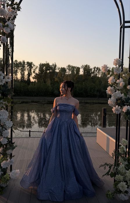 Платье бальное блестящее