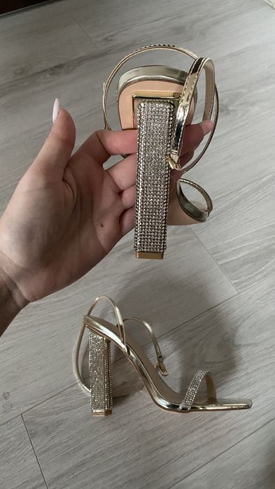 Sandale cu toc aurii