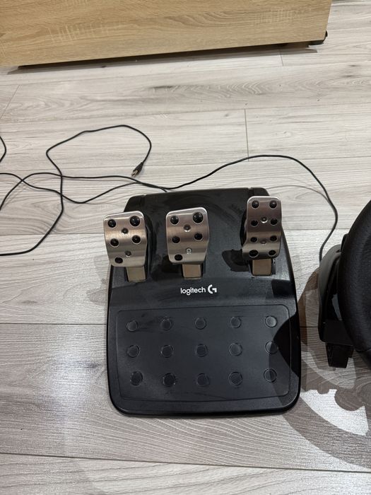 Vând volan Logitech G29 + Logitech Shifter.
