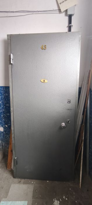 Железная и деревянные двери