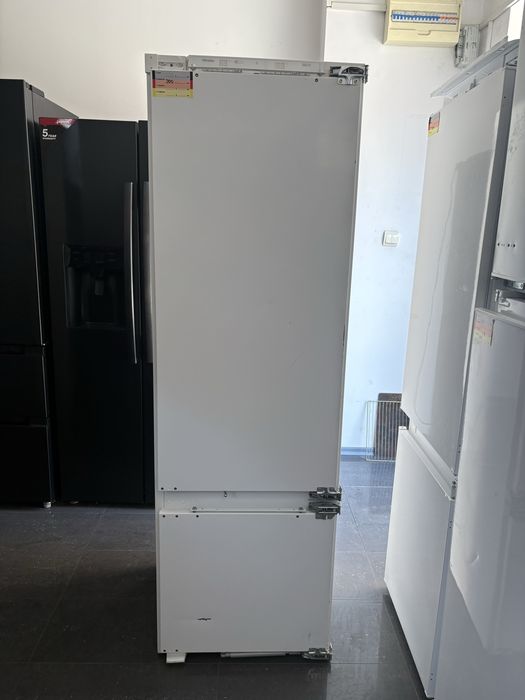 Хладилник  с фризер за вграждане Miele 9757 iD