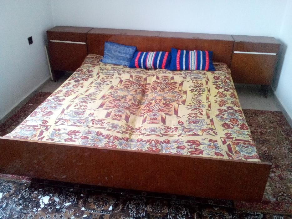 Спалня,4-крилен гардероб,тоалетка с огледало,шкафчета,пружини и дюшеци