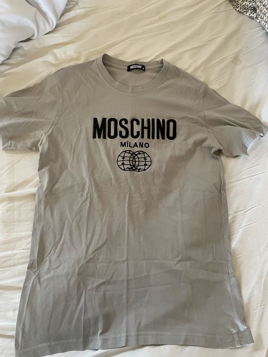 vand tricou moschino,nou fara eticheta.