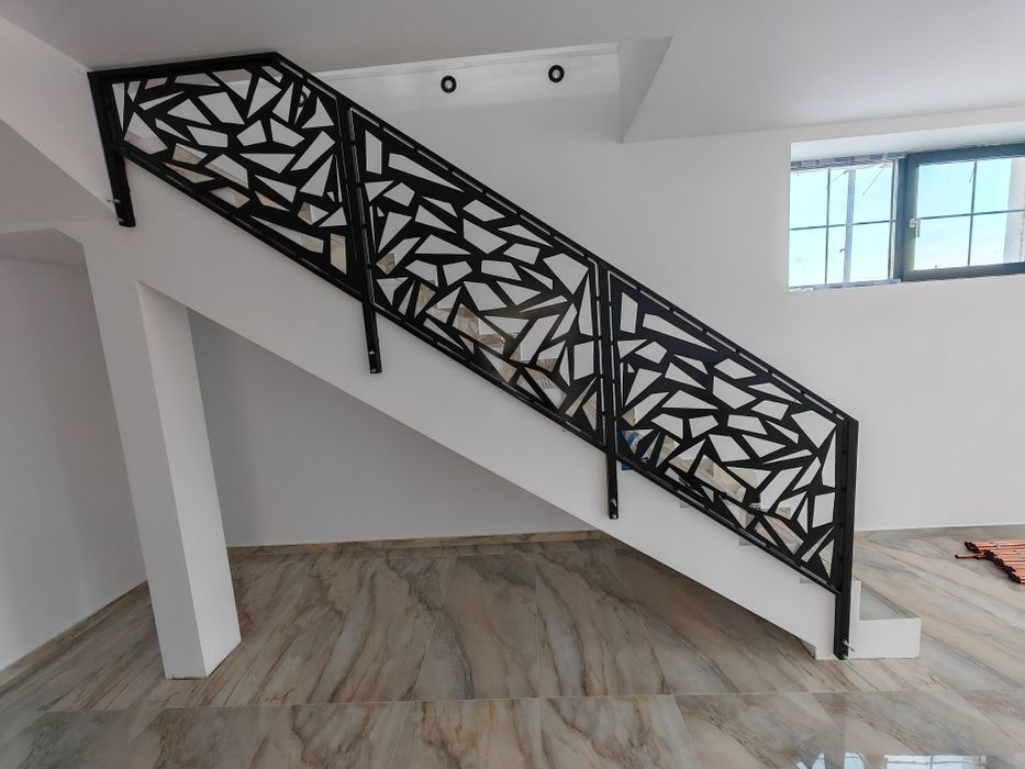 Porți, garduri metalice, balustrade interioare la comanda