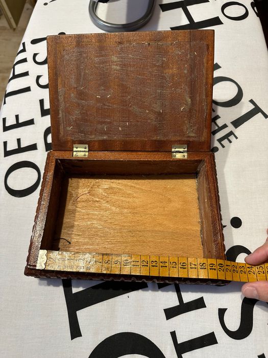 Vând cutie din lemn cu chihlimbar