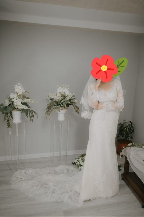 Rochie de mireasa tip sirena cu dantela voal inclus in preț.