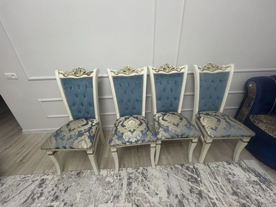 Стол со стульями