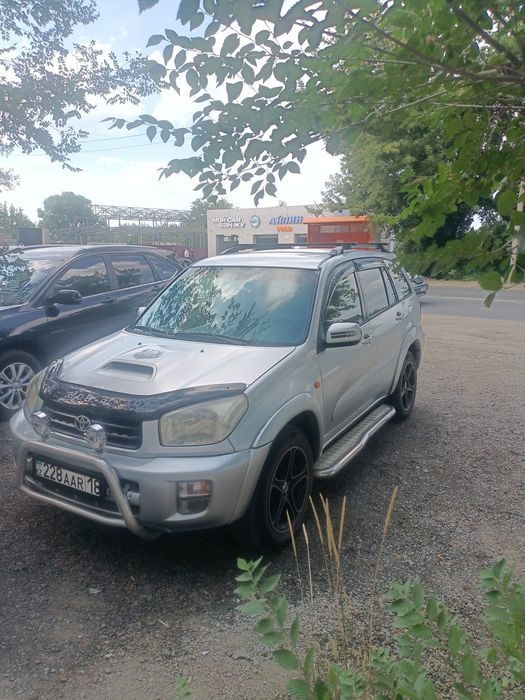 Автомобиль Тойота Рав 4