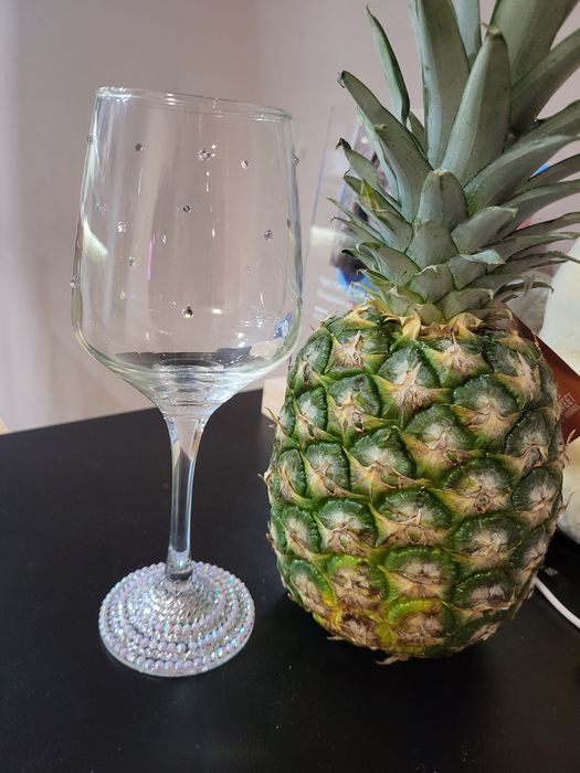 Чаша за вино с камъни и буква