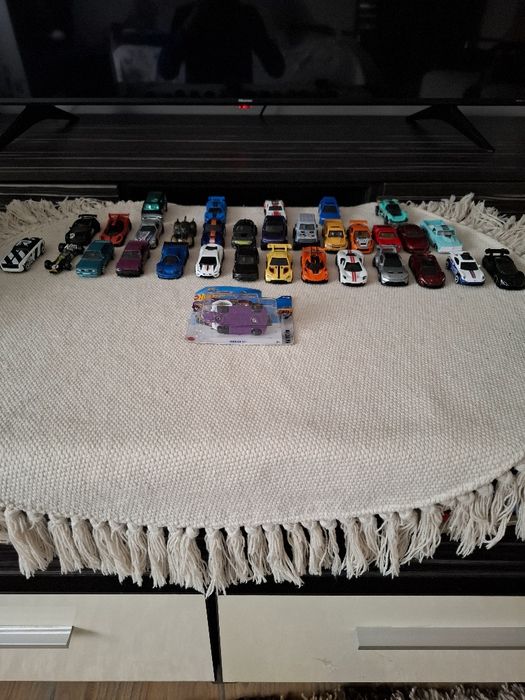 Vand colecție medie de mașinuțe hotwheels
