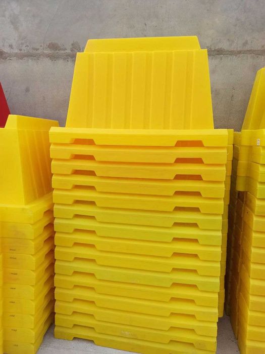 Дорожный барьер Красного белого цвета