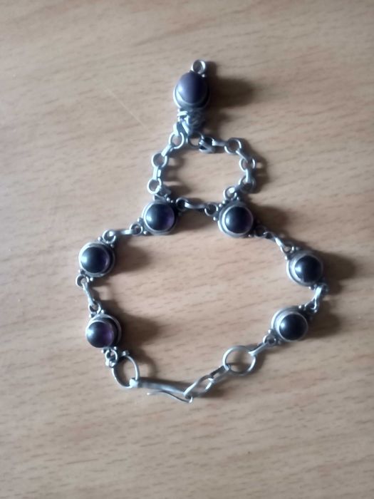 Сребърна гривна с естествени камъни