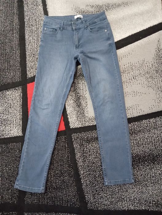 Vând blugi diferite culori.