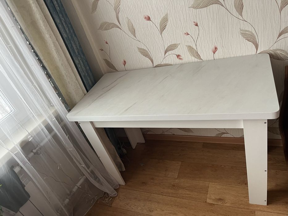 Продам стол в отличном состояние