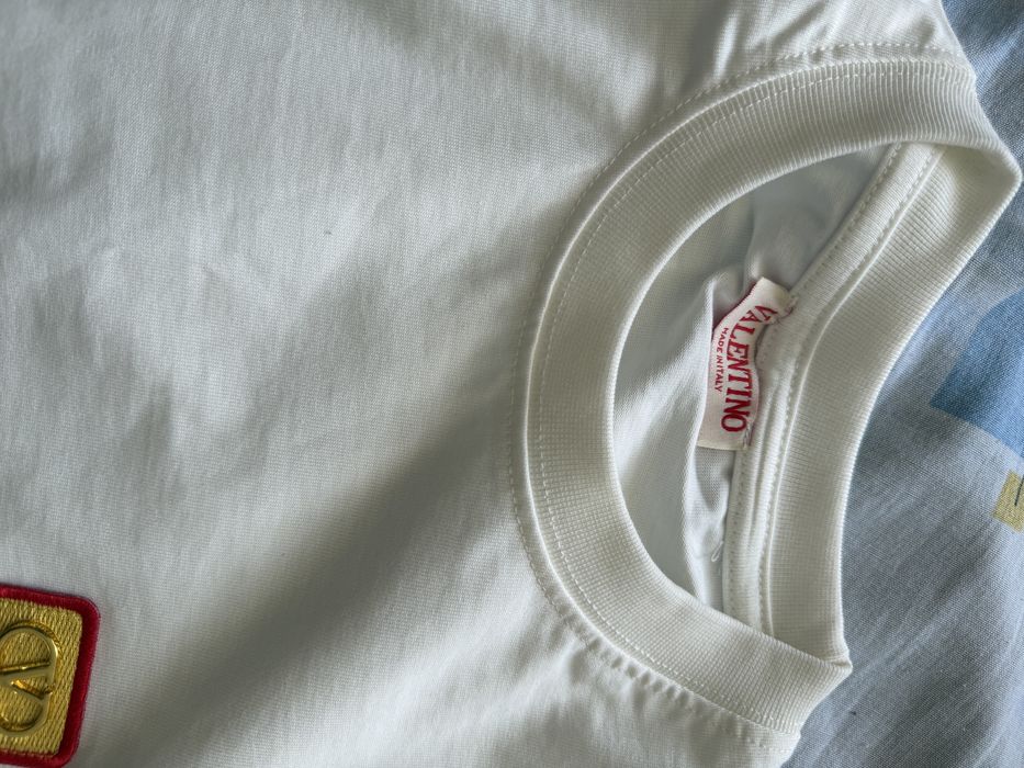 Tricou alb Valentino, masura M, bbac 100%, logo din metal si brodat