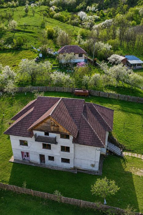Vilă cu 5.000 mp de teren, livadă și deschidere spre natură  - Bărbătești