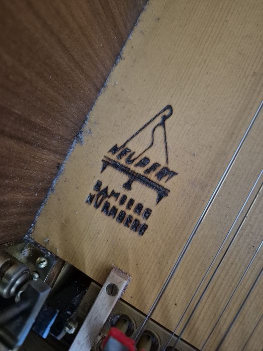 Mini pian lemn vintage Sunați