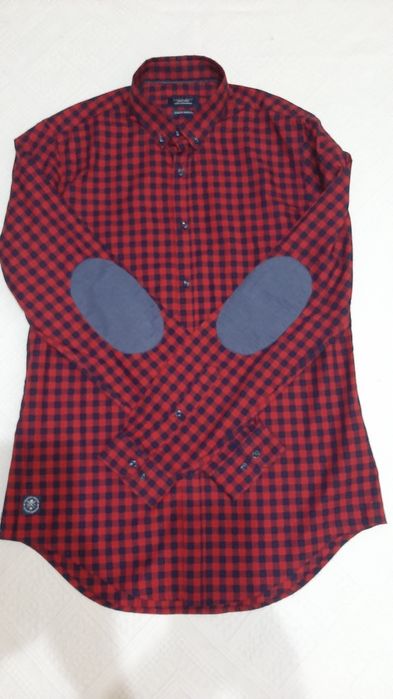 Cămașă Zara Man marimea M model in carouri rosu cu negru.
Dim.lg.78 cm