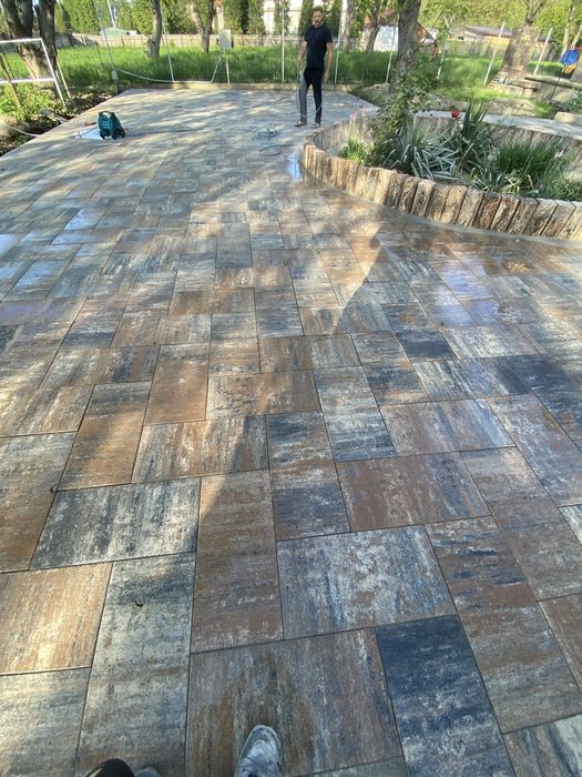 Montăm pavaj pentru curți,alei,parcări,etc.