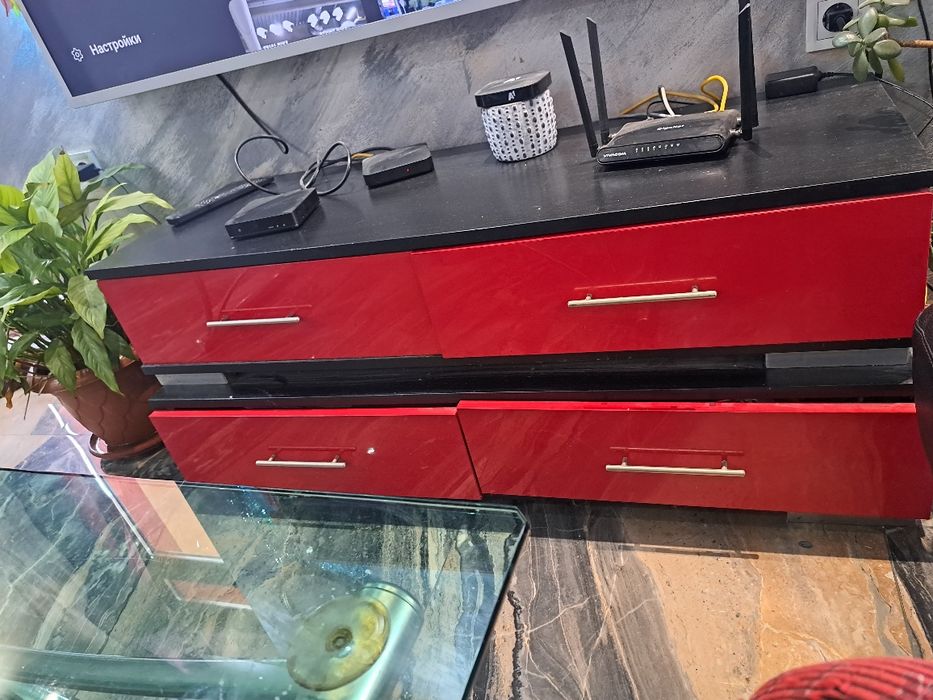 Гланциран шкаф  с чекмеджета