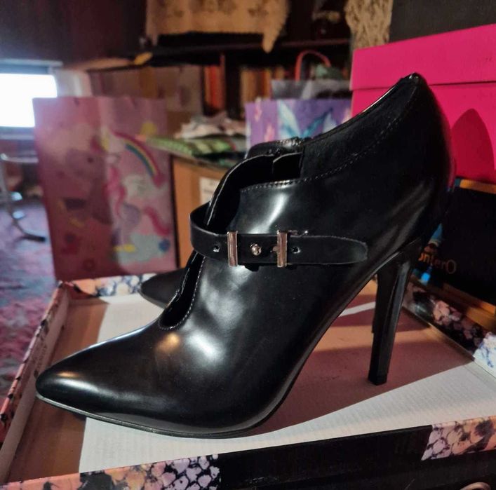 Секси обувки на висок ток STILETTO - чисто нови, елегантни, остър връх