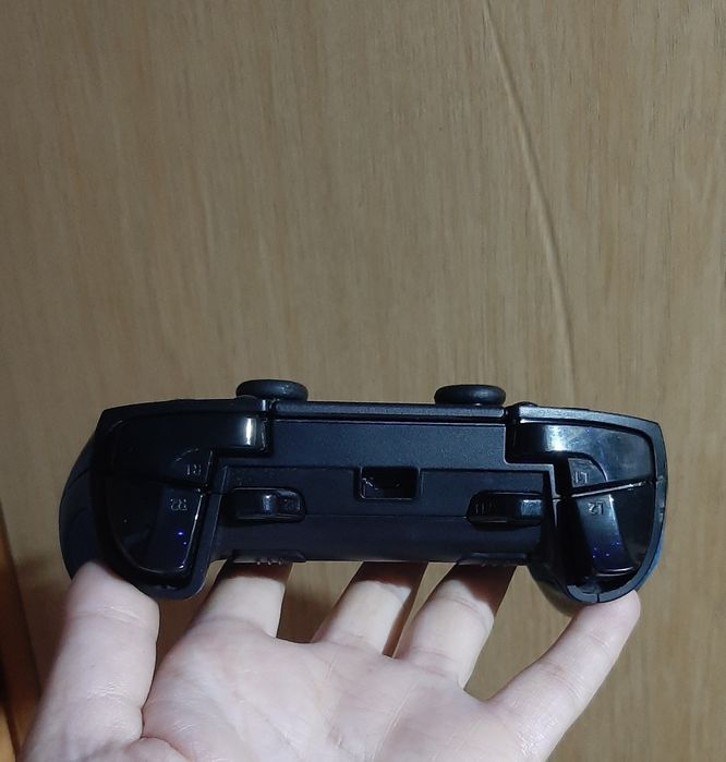 Controller Razer Raiju pentru PlayStation 4, în stare foarte bună.