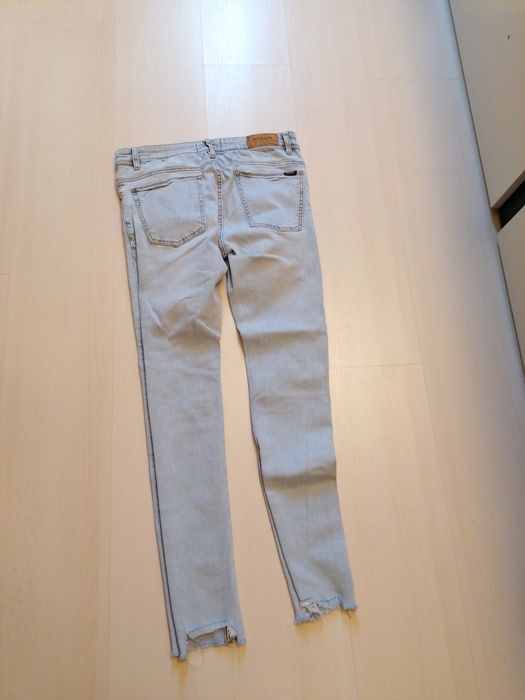 Blugi albastri deschisi pull&bear denim marimea 38 Eur rupti