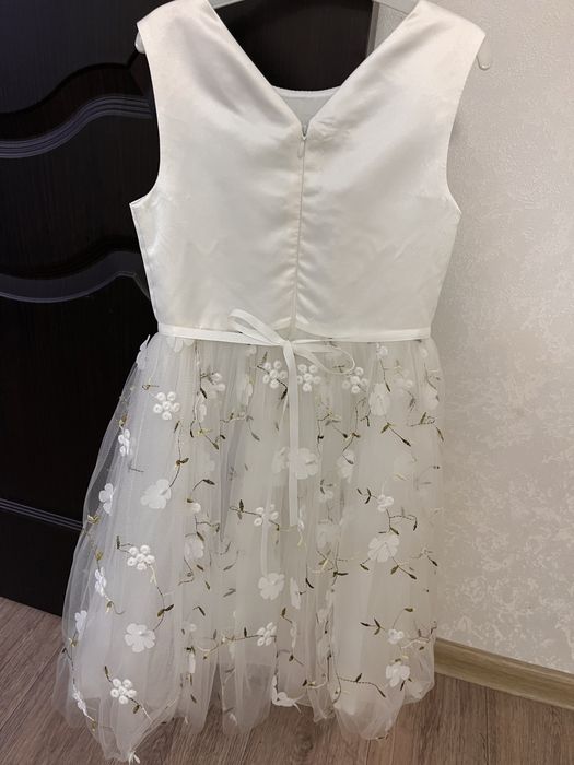 Продам детские платья на  5-7 лет