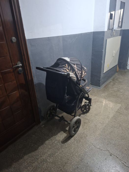 Vand carut  stare buna de functionare are si pelerina de ploaie