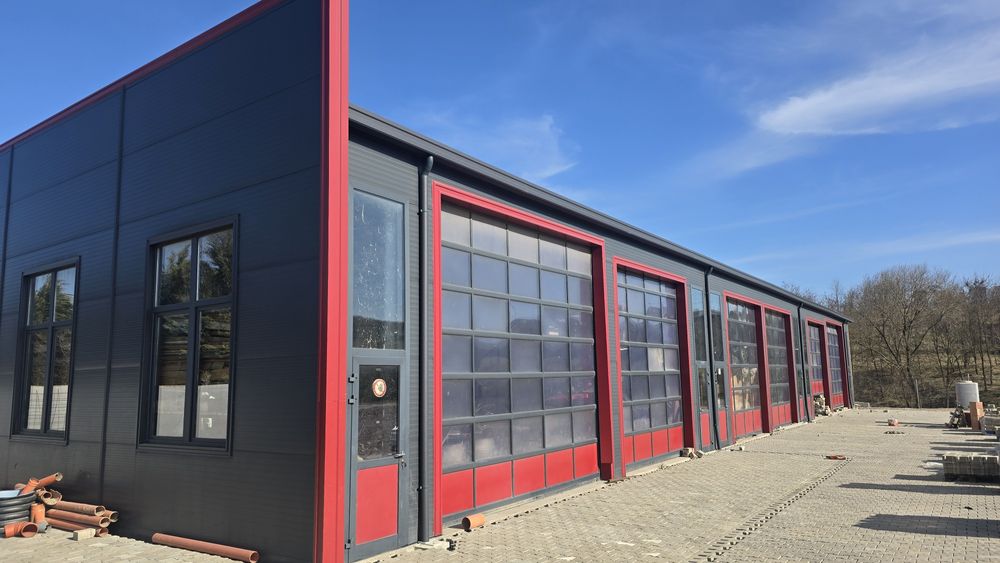 Închiriez HALE și CURTE