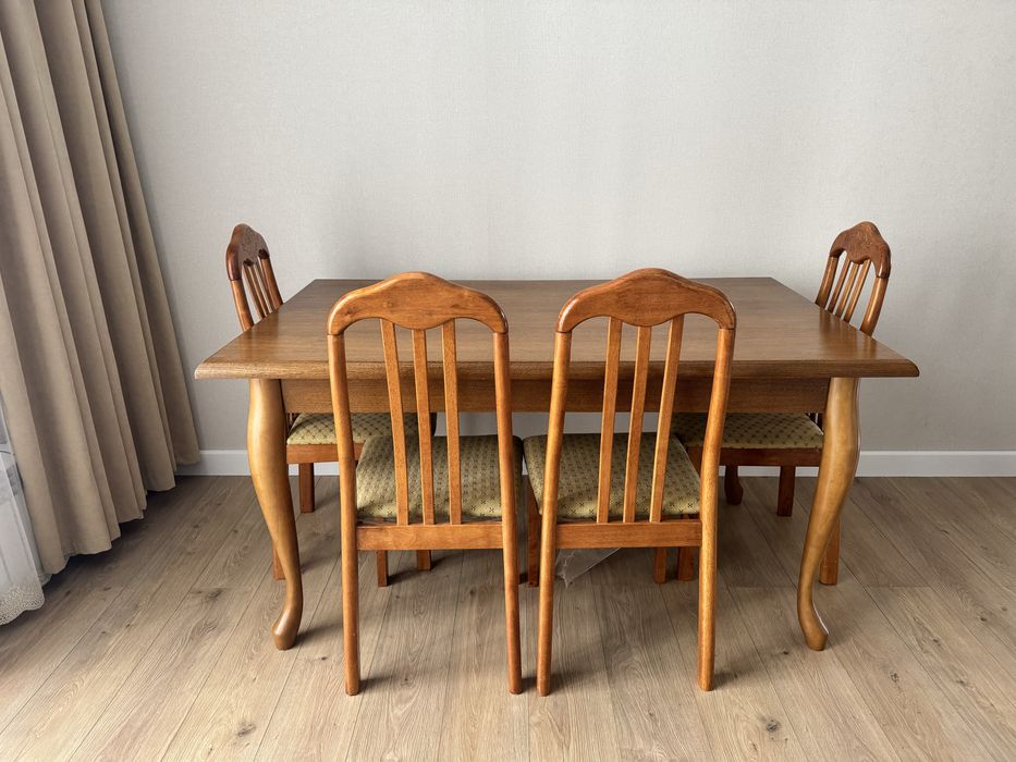 Продам комплект стол с 4 стульями