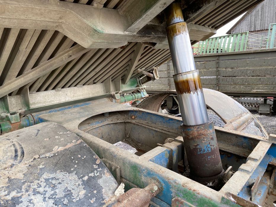 Remorca basculabila pe 3 parti 15 tone, 4.50 m x 2.20 m