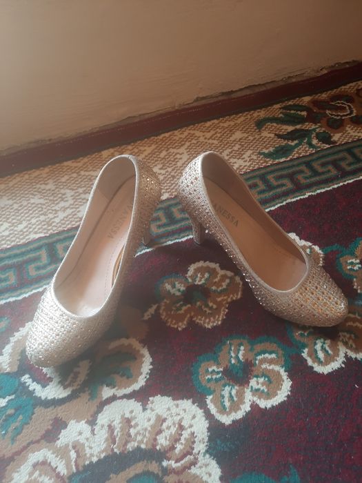 Женский туфли сотилади размер 38 нархи  80  минг