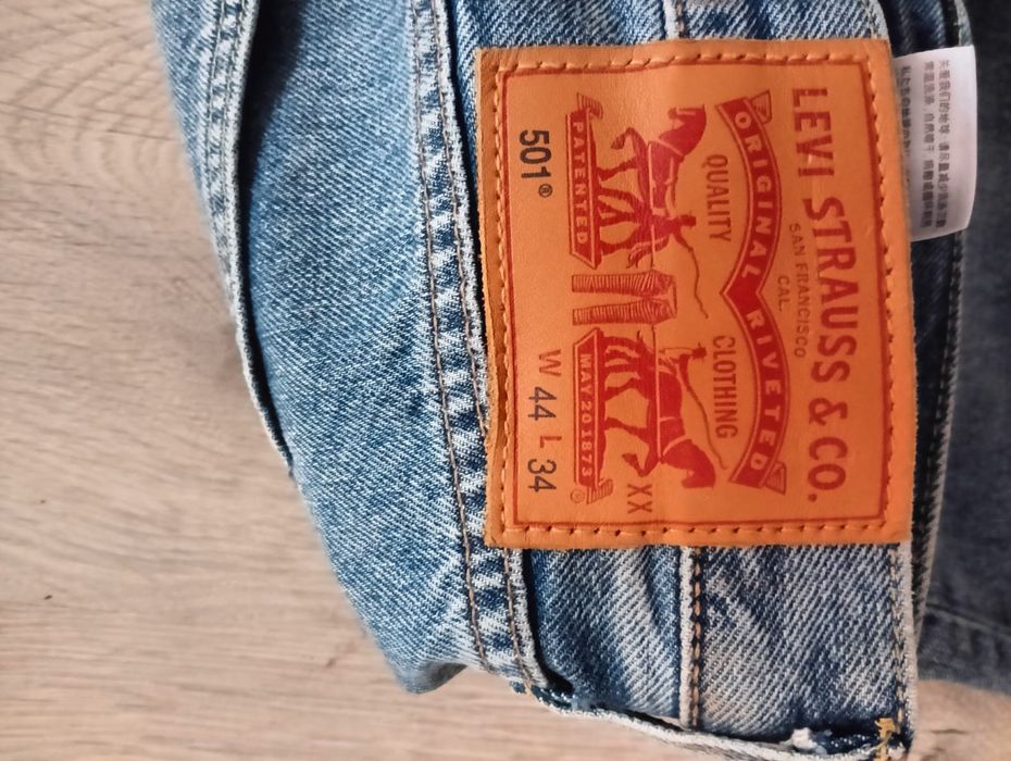 Vând pantaloni Levi's