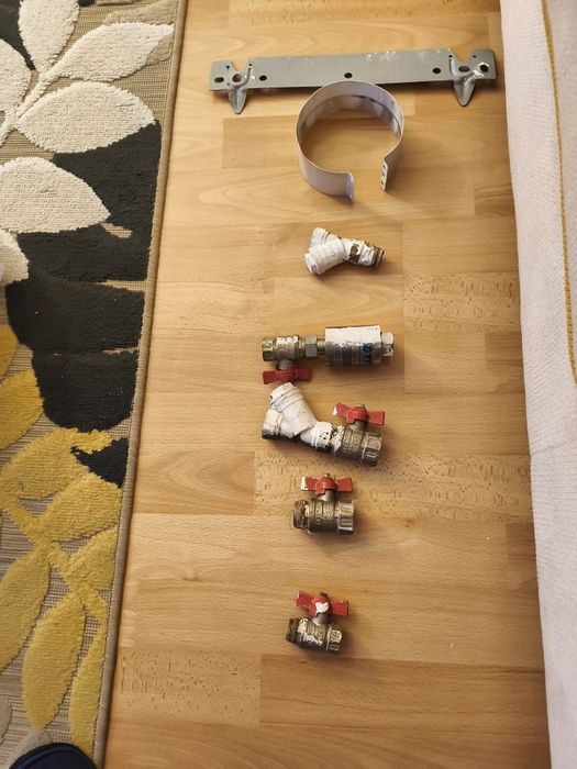 Vând robineți trecere apă coliere etanșare și suport pentru centrală