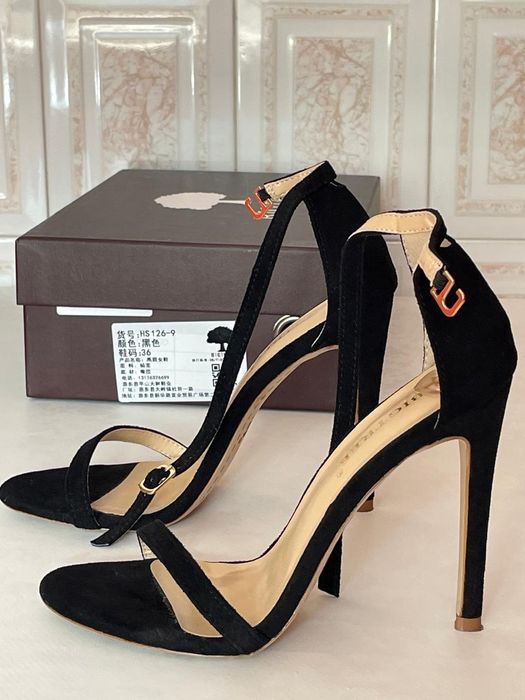 Босоножки черного цвета