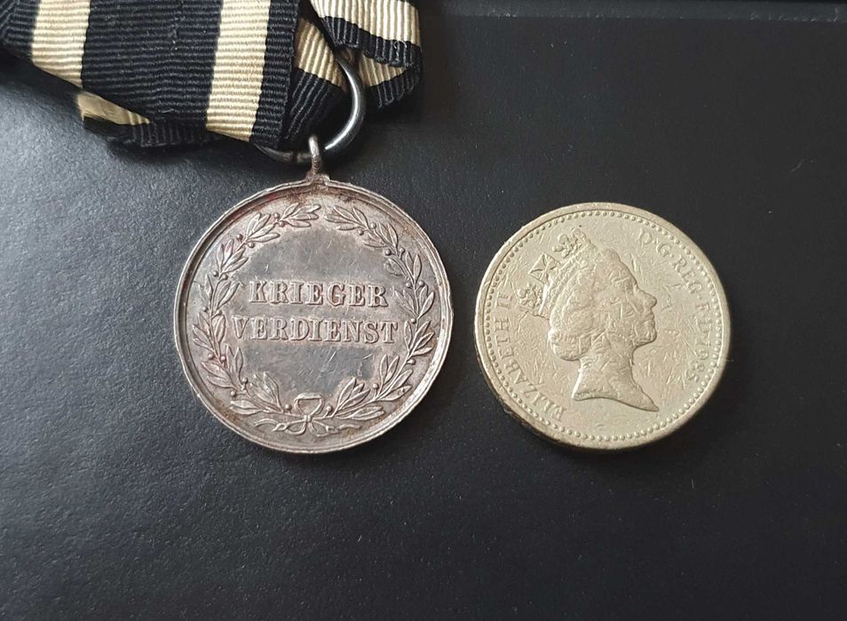KRIEGER VERDIENST Медал за храброст 1873 година + 1 Pound 1985