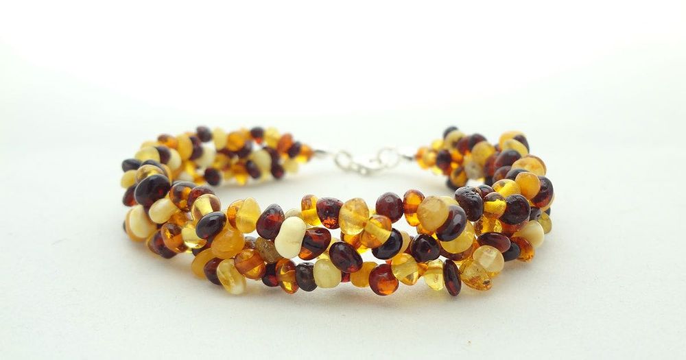 Елегантна гривна от полиран кехлибар. Плетка, шарена.