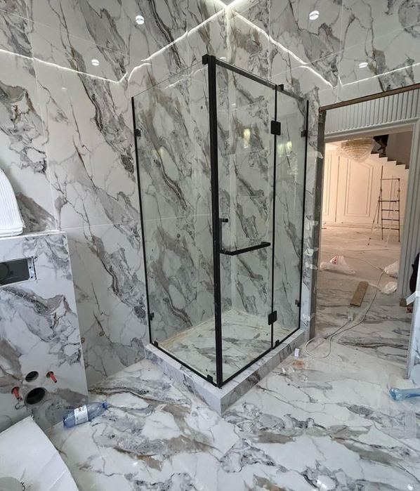 Стеклянные душевые перегородки