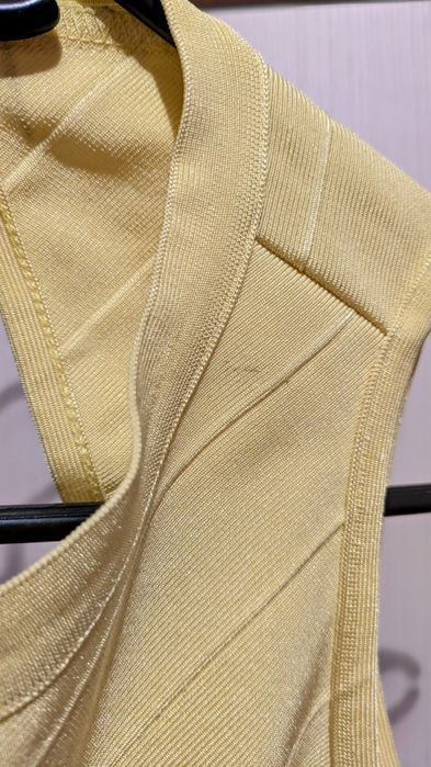 Жълта бандажна мини рокля, изрязана, гол гръб