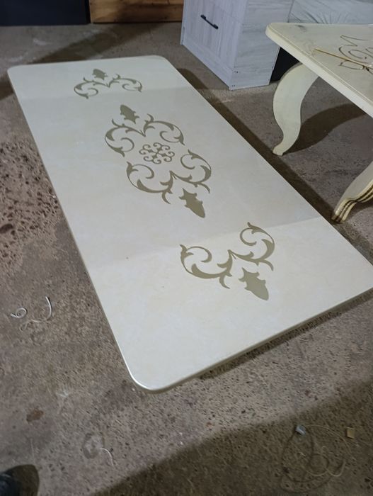 Stol sotiladi Oyoqlari bulinadi