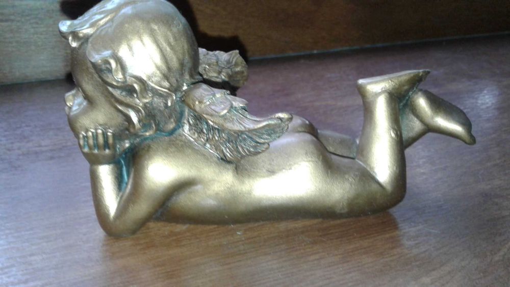 Продается сувенир  -  фигурка  АНГЕЛОЧЕК.Очень красивый .