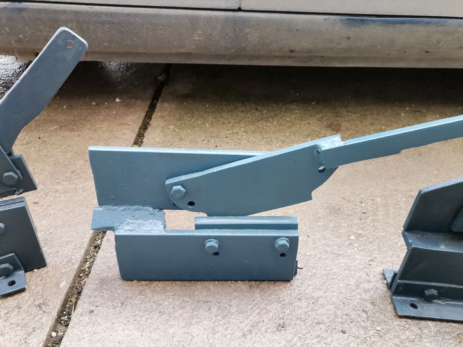 Гилотина за рязане на ламарина и арматура, ножица