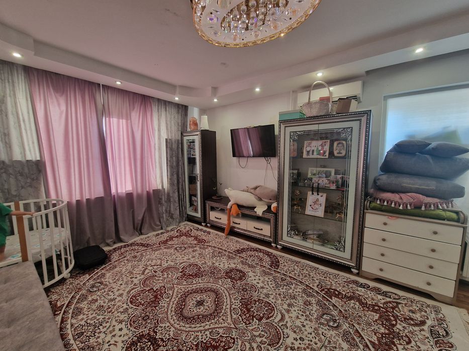 Продаеться  гостинный сервант и комод.