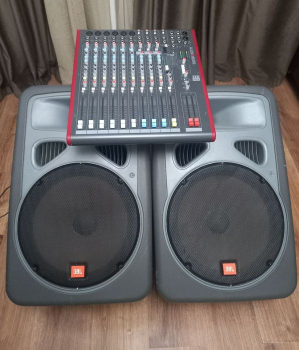 Активные 15 дюймовые колонки JBL и микшер Allen Heath.