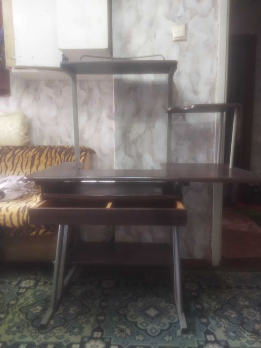 Продам компьютерный стол.