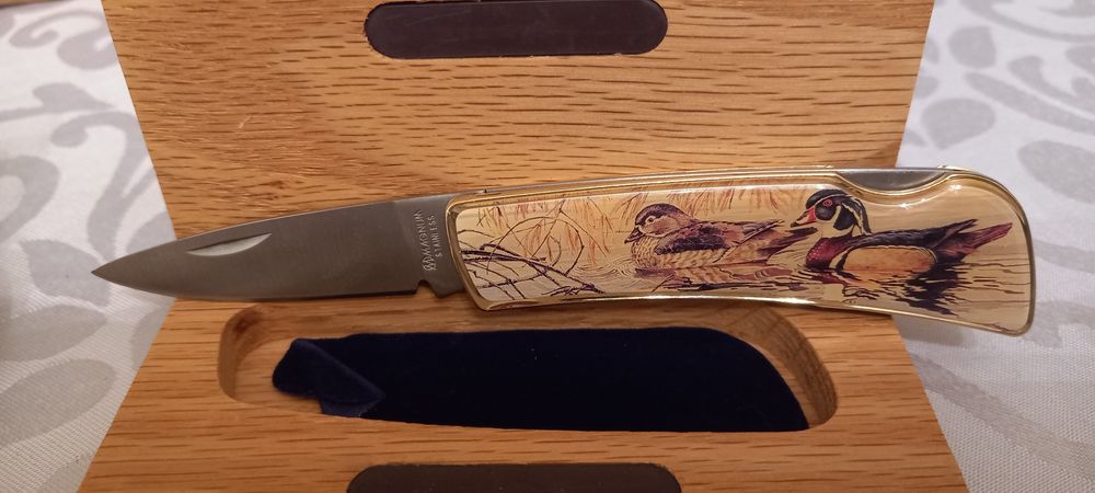 Сгъваеми ловни ножове MAGNUM с различни животни, специална кутия. Нож.